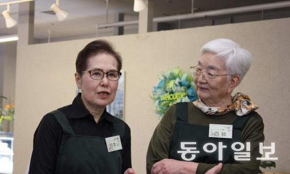 ‘혼밥’하는 독거 세대를 불러내기 위해 아파트 단지 내에서 식당을 운영하는 주민들.두 사람은 70대,<a href=