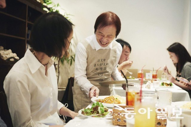 고령자들이 일하는 모습은 다양하다.사진은 인지장애 노인들이 서빙하는‘주문에 맞지 않아도 좋은 레스토랑.동아일보 DB