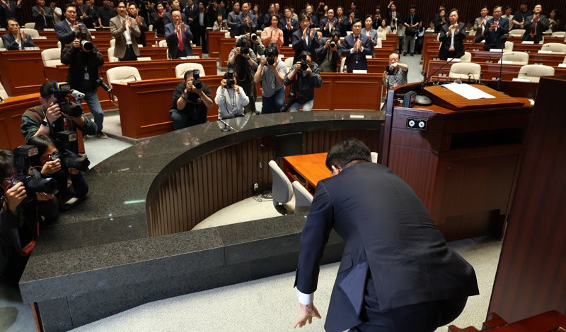 의총서 큰절 김문수 “경선과정 상처… 저 역시 품지 못한점 사과”