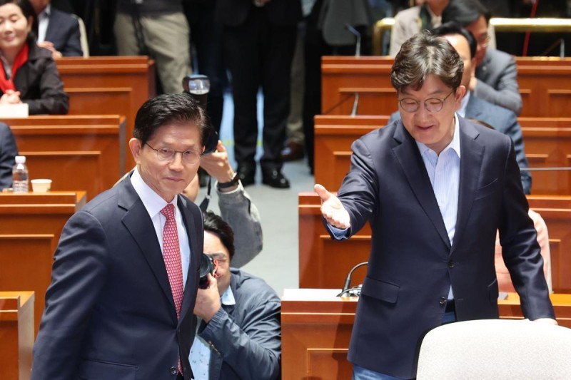 초유의 대선후보 강제교체, 당원들이 막았다