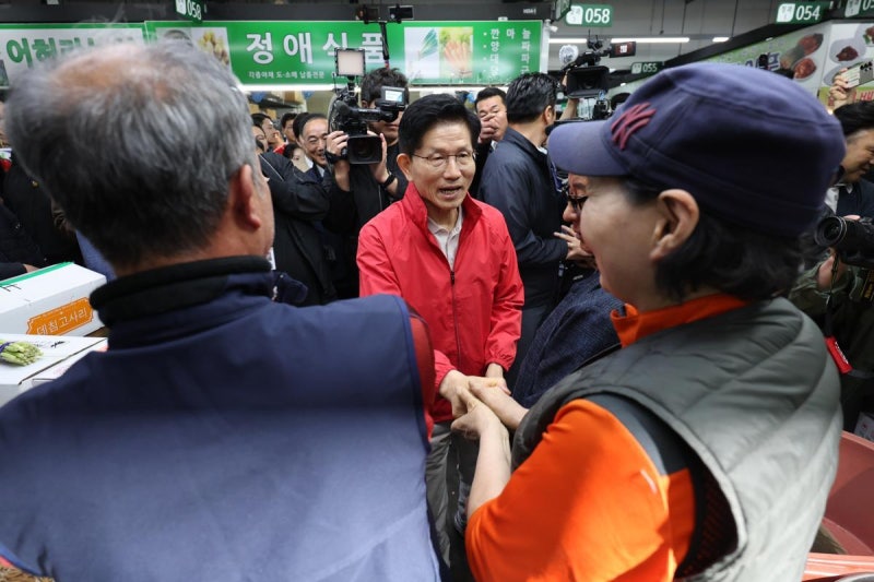 <b>김문수</b>, <b>가락시장</b>서 첫 <b>유세</b> “비 온 뒤 땅이 굳는다”