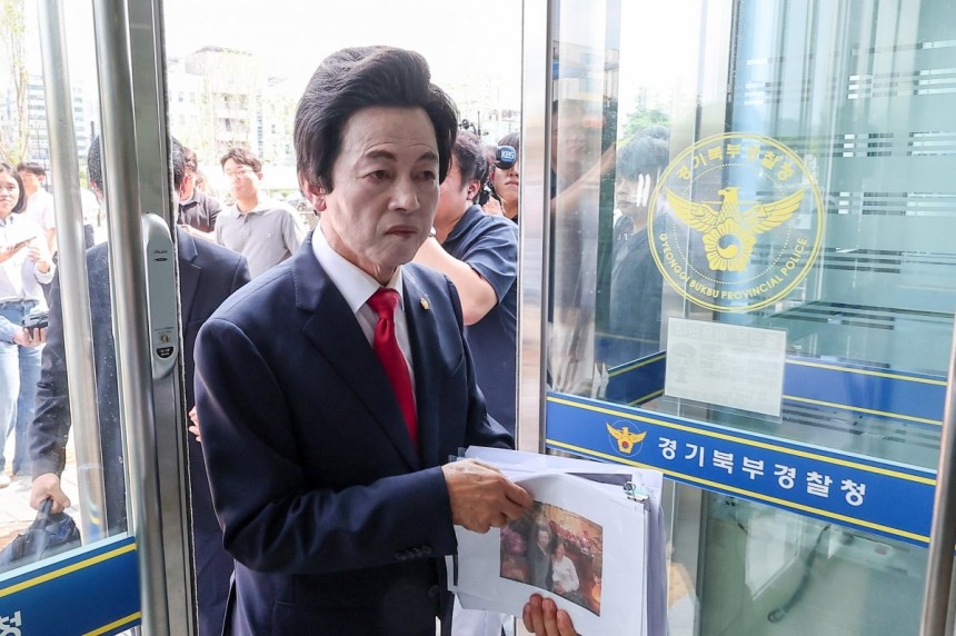 허경영 국가혁명당 명예대표가 19일 경기 의정부 경기북부경찰청에서 열리는‘신도 성추행’혐의와 관련 2차 조사에 출석하고 있다.앞서 허 대표는 지난 2월 자신이 운영하는 종교시설‘하늘궁’여성 신도들로부터 공중