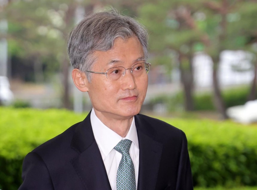 더불어민주당이 이재명 대선 후보의 파기환송 판결 관련 조희대 대법원장에게 자진 사퇴를 공식 요구한 가운데 조 대법원장이 9일 오전 서울 서초구 대법원으로 출근하고 있다.2025.05.09.뉴시스