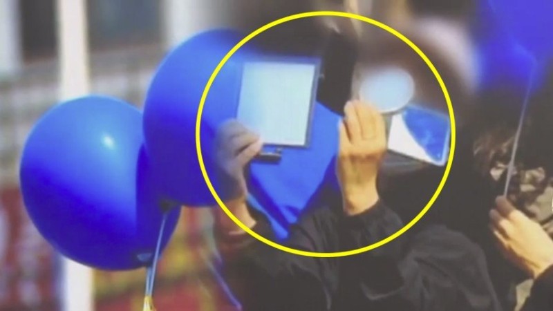 <b>이재명</b> <b>유세</b>장에 등장한 의문의 ‘손거울’…정체는?