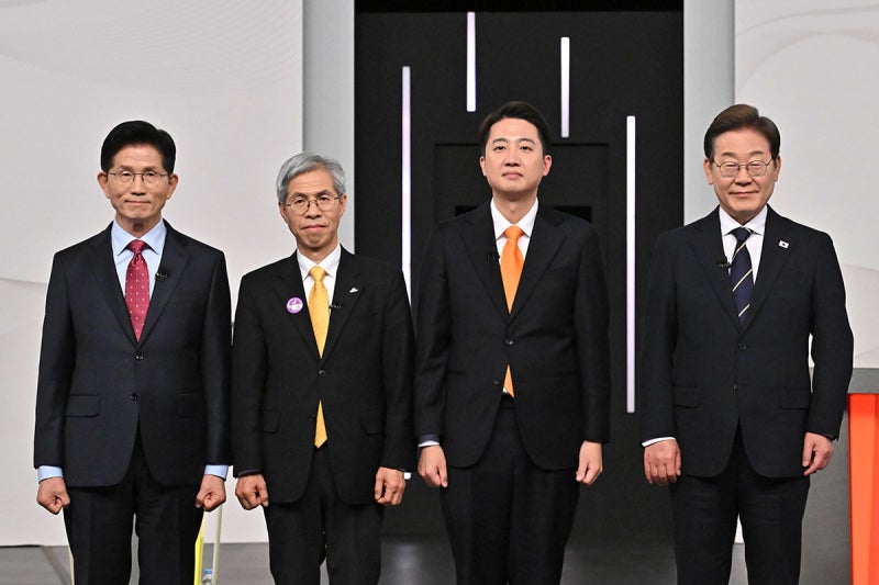 <b>대선</b>후보 첫 TV<b>토론</b>…이재명 “유능한 일꾼” 김문수 “일자리 대통령”...