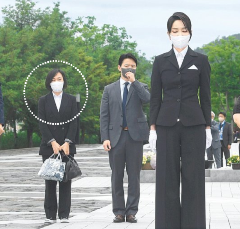 [사설]비서에게 건넨 <b>샤넬백</b> “안 받았다”는 金여사… 檢은 줄사표