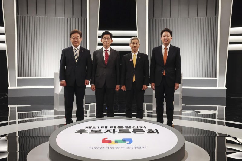 “내란세력” “가짜” <b>네거티브 난타전</b>