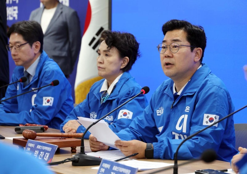 <b>민주</b> ‘비법조인 <b>대법관</b> 임명, <b>대법관</b> 100명 확대 <b>법안</b>’ <b>철회</b>