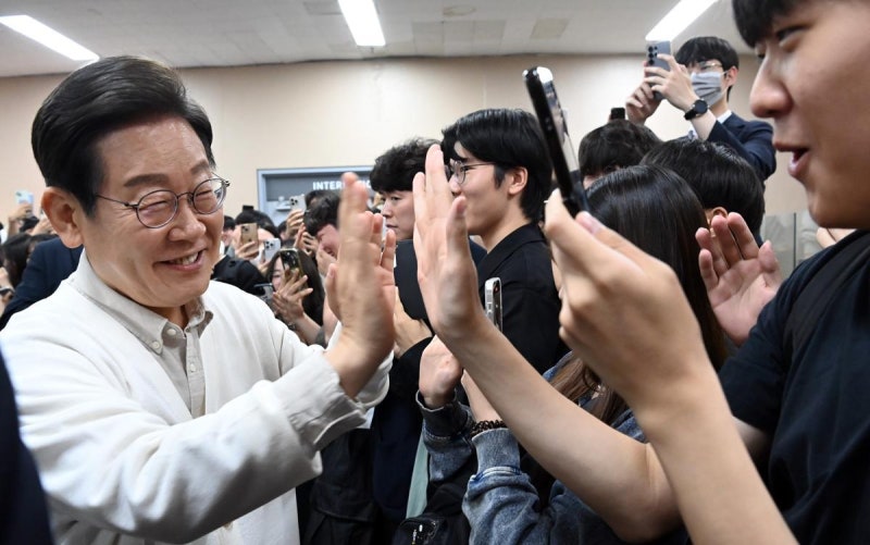 <b>이재명</b> “<b>청년</b> 극소수는 극우화”…<b>김문수</b> “명백한 <b>청년</b> 비하”