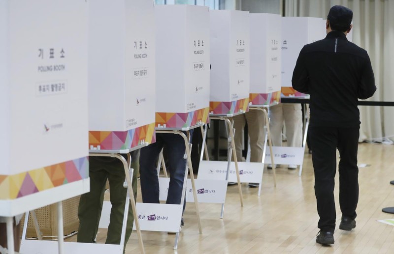 사전<b>투표율</b> 1시간만에 1.21%…동시간대 역대 최고