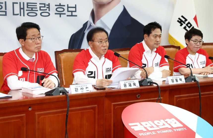 윤재옥 국민의힘 총괄선거대책본부장이 27일 오전 서울 여의도 국회에서 열린 선거대책본부 본부장단 회의에서 모두 발언을 하고 있다. 왼쪽부터 김상훈 정책총괄본부장, 윤 총괄선대본부장, 장동혁 종합상황실장, 임이자 직능