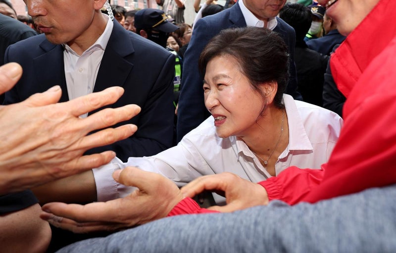 <b>박근혜</b>, 대선 사흘 앞두고 <b>대구 서문시장</b> 방문…“뵙고 싶었다”