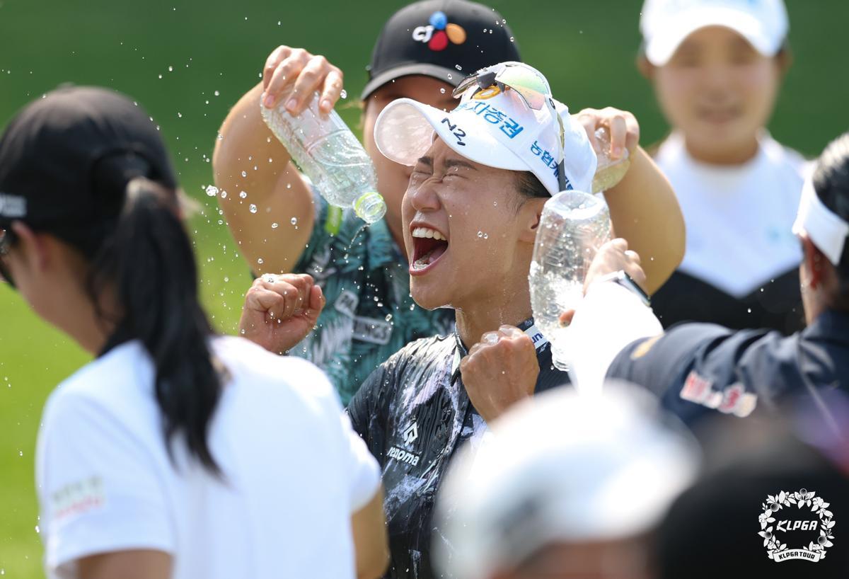 女골프 6년차 <b>정윤지</b>, 3년 만에 ‘<b>와이어 투 와이어</b>’로 통산 2승