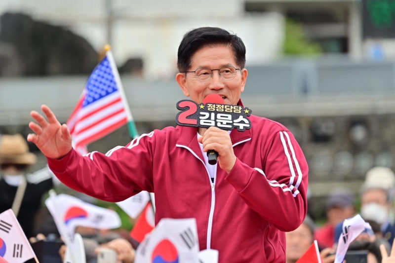 김문수 “이준석 찍으면 <b>이재명</b> 돕는 것” 막판 <b>호소</b>