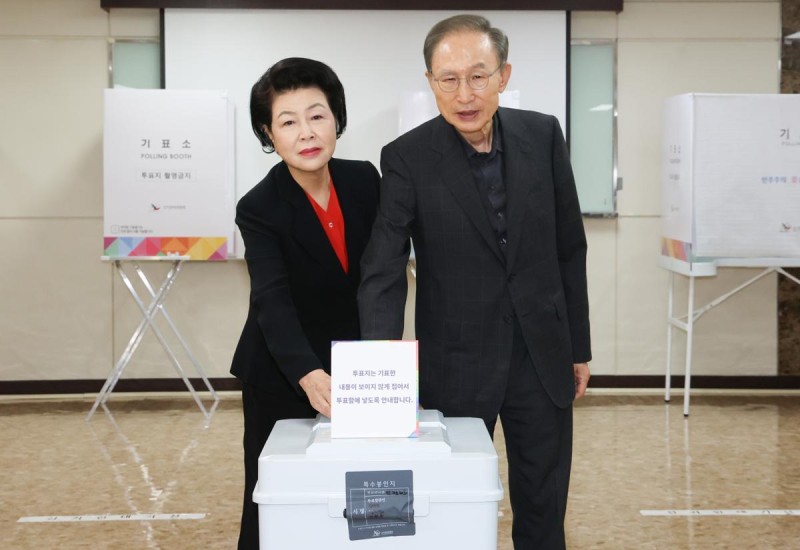 <b>이명박</b> “서민 어려움 아는 후보 당선되길” 권양숙 “소중한 한표 행사...
