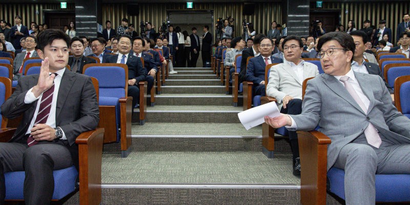 권성동 사퇴… “김용태도 퇴진” “할일 남아” 수습은 커녕 자중지란