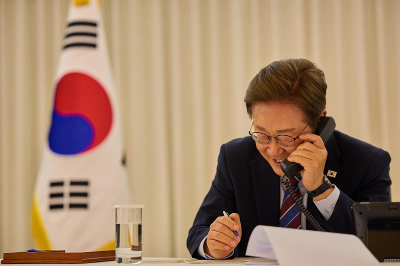 李대통령-<b>트럼프 첫 통화</b> “관세 조속 합의… 동맹 골프 라운딩 갖자”