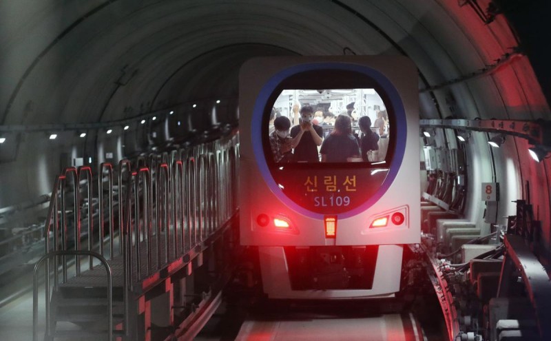 신림선 <b>샛강역</b>서 전동<b>휠체어 추락</b>…열차 운행 한때 중지