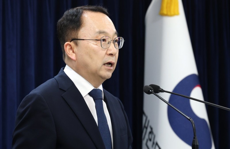 입장 바꾼 <b>통일부</b> “<b>대북전단</b> 살포 유감, 강력히 <b>중지</b> 요구”