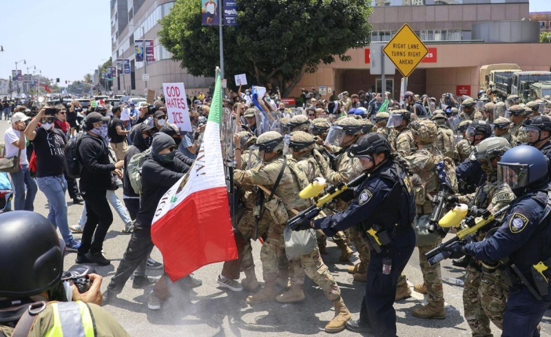 트럼프 “LA, 불법 이민자에 점령됐다”… 33년만에 軍투입