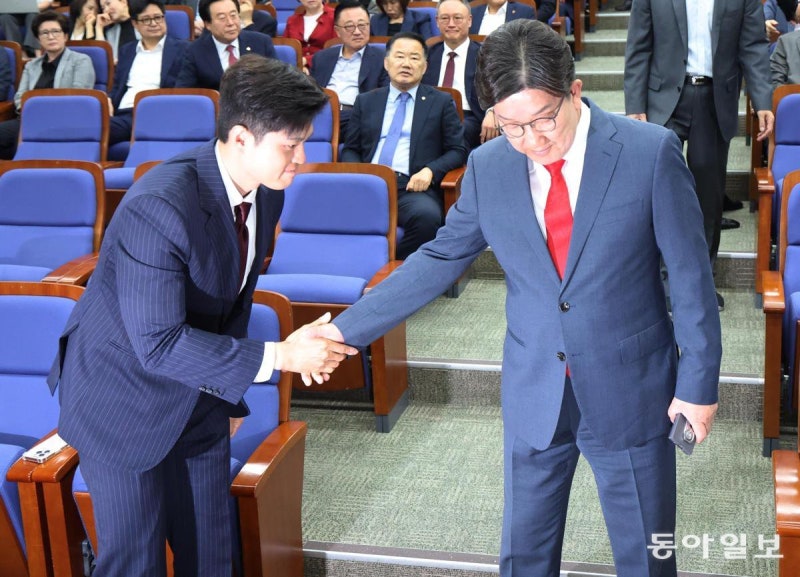 국힘, 중진 간담회-의총서도 결론 못낸 ‘김용태 거취-당무 감사’