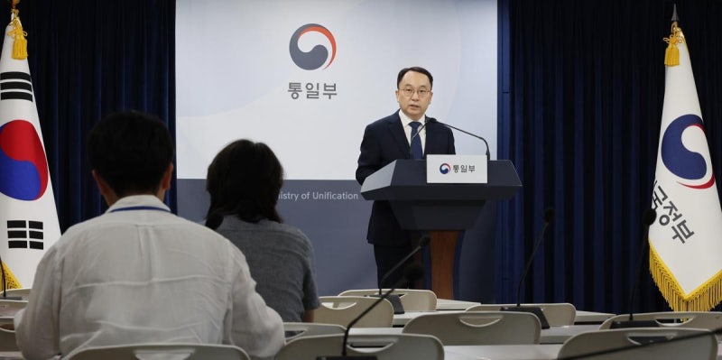 입장 바꾼 통일부 “대북전단 살포 유감, 중지 강력 요청”