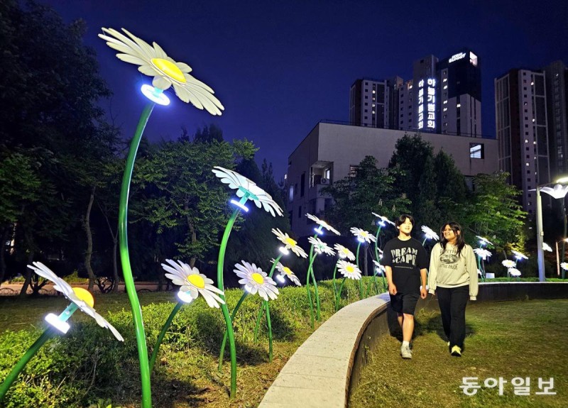가로등보다 환하게 웃는 ‘꽃등’
