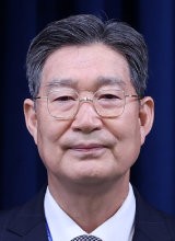 오광수, 부동산 차명관리 논란 이어 10억대 차명대출 의혹