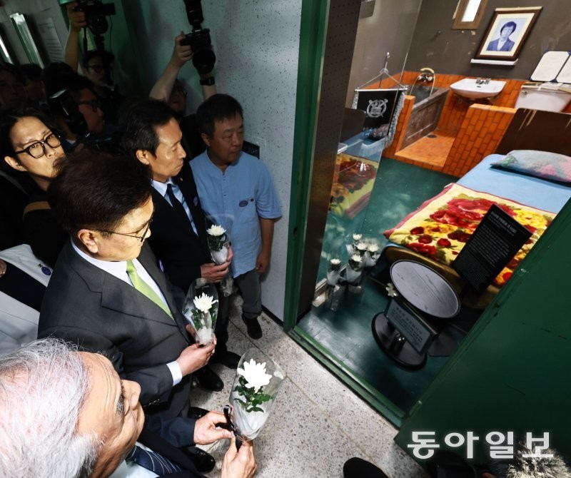 6·10민주항쟁 38주년… 박종철 열사 찾아 헌화