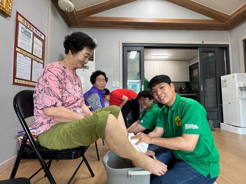 맞닿은 손발이 사랑을 말하네요