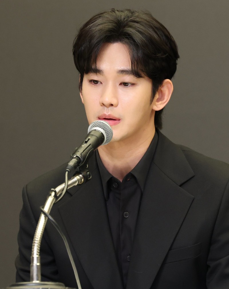 <b>김수현</b> 측 “法, <b>김세의</b> 명의 <b>아파트</b> 두 채에 <b>가압류</b> 인용”