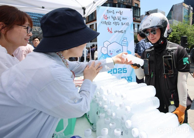 “생수 드시고 시원한 하루 되세요”