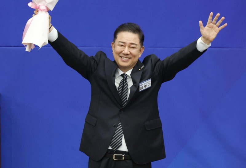 민주당 새 원내대표에 3선 <b>김병기</b>…“1년내 <b>내란</b>세력 <b>척결</b>”