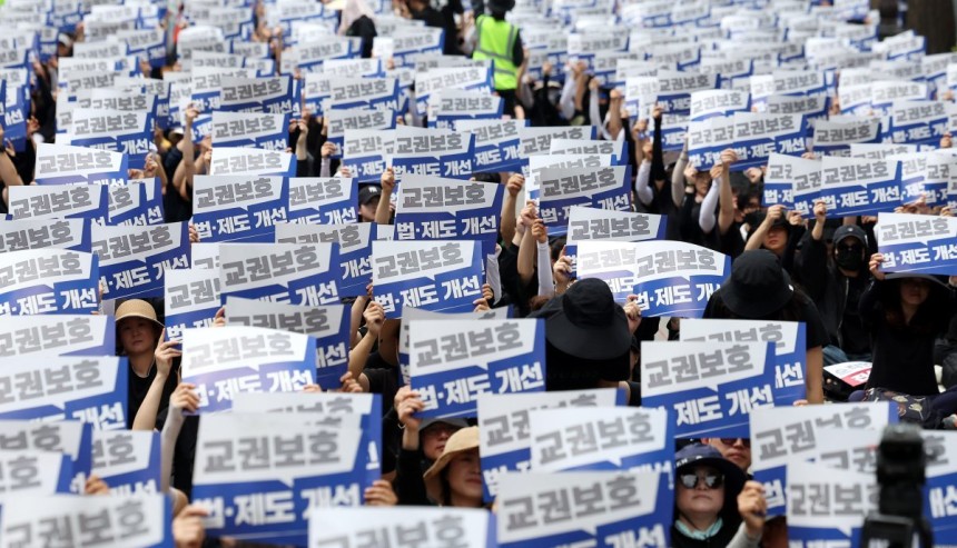전교조, 교총, 교사노조 등 교원 3단체가 14일 오후 서울 종로구 정부서울청사 인근에서 학생 가족 민원에 시달리다 숨진 제주 중학교 교사 추모 및 교권 보호 대책 요구 집회를 하고 있다.<BR> 2025.06.14. [서