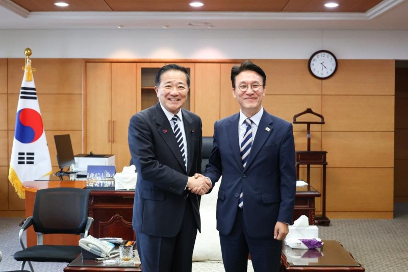 <b>김민석</b>, 日총리 보좌관 접견…“日은 중요한 <b>협력</b> 파트너”