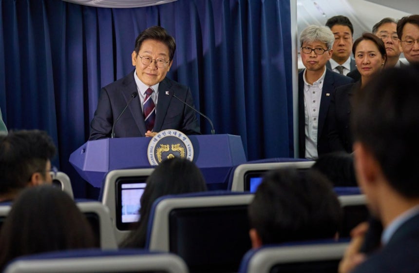 이재명 대통령이 16일(현지 시간)  주요 7개국(G7) 정상회의 참석을 위해 캐나다 앨버타주 캘거리로 향하는 공군 1호기에서 기자간담회를 하고 있다. 2025.06.17. 사진공동취재단