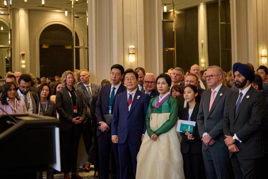 16일(현지시간) 캐나다 캘커리의 한 호텔에서 열린 주요7개국(G7) 정상회의 초청국 리셉션에 참석한 이재명 대통령 부부. 김원집 외교부 서기관이 이 대통령 옆에서 통역 업무를 수행하고 있다. 대통령실사진기자단