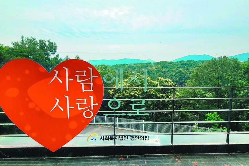 복도에서 이어진 통창.