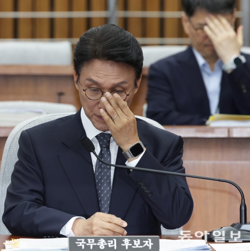 24일 국회에서 열린 김민석 국무총리 후보자의 인사청문회에서 김 후보자가 안경을 만지고 있다. 2000년 총리 인사청문회 제도 도입 이래 처음으로 증인과 참고인 없이 진행된 인사청문회에서 여야는 김 후보자의 금전 거