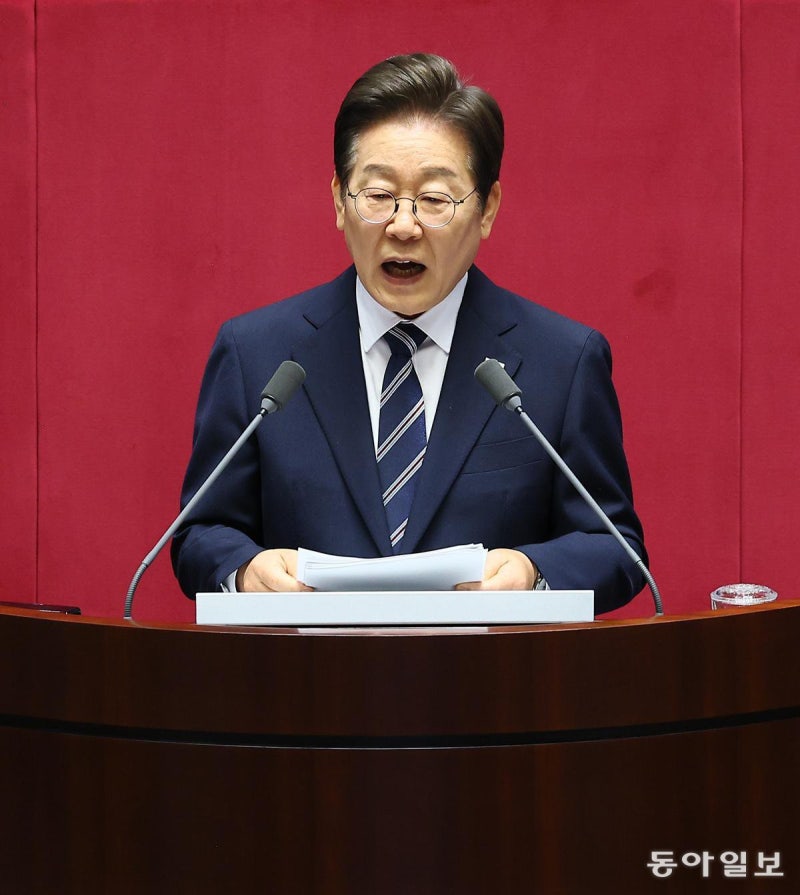 李대통령 “<b>경제</b>는 <b>타이밍</b>…위기에 긴축 고집하는 건 무책임”