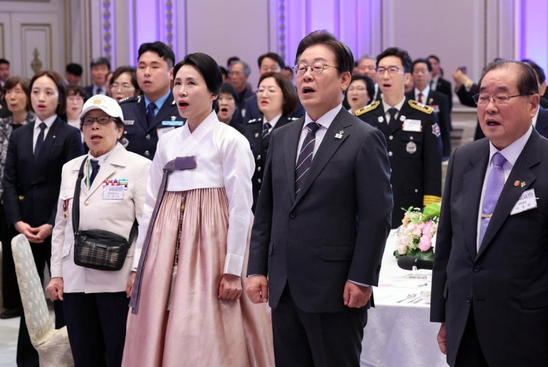 李<b>대통령</b>, 유공자 오찬서 5·18-연평해전-<b>천안함</b> 유족 일일이 호명