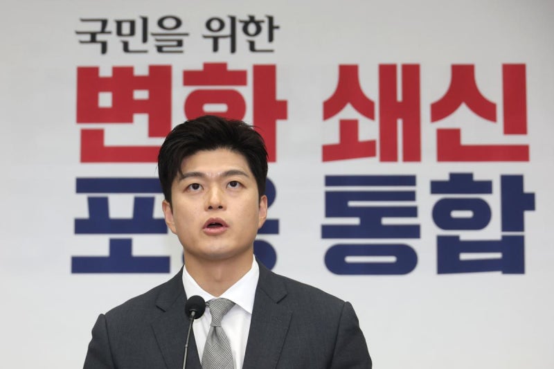 ‘<b>퇴임</b>’ <b>김용태</b> “전대 출마 않고 백의종군…보수재건 이룰 것”