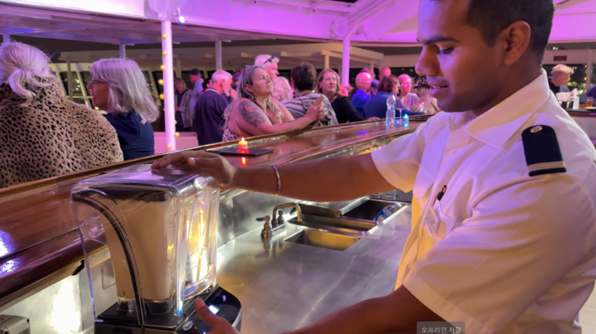 미국의 77세 여성이 평생 저축한 돈으로 장기 거주형 크루즈 선실을 구입하고, 바다 위에서 15년간 살아가기로 했다. 그는 식사와 세탁, 와이파이 등 모든 생활이 제공되는 크루즈에서 매달 276만 원을 지불하며 선실