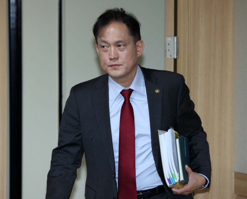 김태규 업무 복귀한날 ‘면직’ 재가… 방통위 ‘이진숙 1인 체제’ 공식화