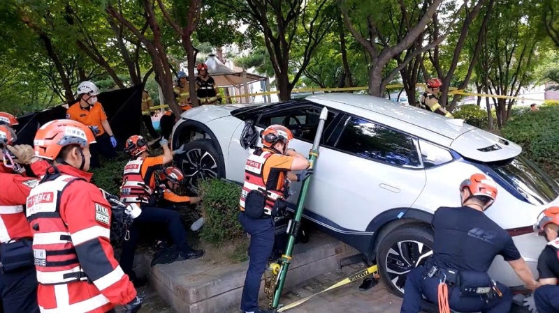 ‘시청역 사고’ 1주기날 닮은꼴 사고… 車 인도돌진, 1명 사망