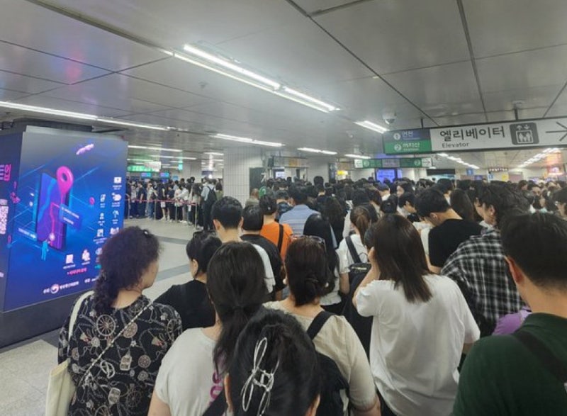 출근길 지하철 <b>2호선</b> 대혼란…<b>신호장애</b>로 운행중단-지연