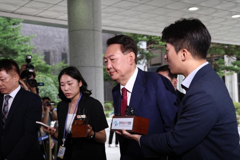 내란특검, 尹 오전 조사 마무리…“<b>체포</b> 저지 혐의 조사”