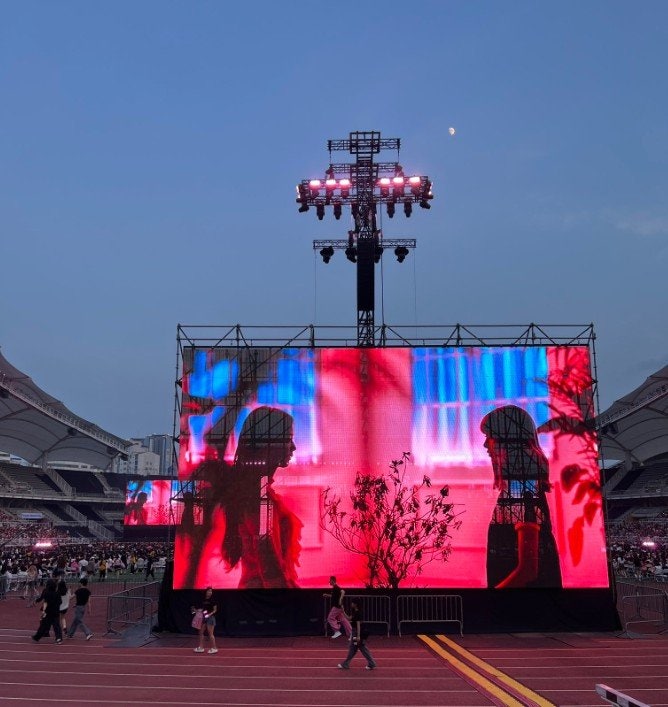 “13만원 주고 벽 봤다” <b>블랙핑크 콘서트 논란</b>에 YG 결국 사과