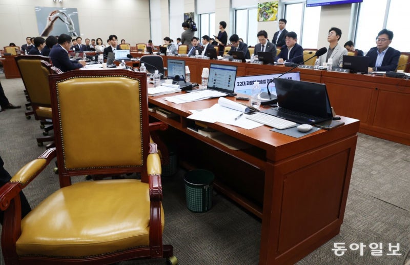 ‘공영방송 지배구조 변경’… 與, 방송3법 과방위 처리, 野 “전쟁뒤에 전리품 챙겨”