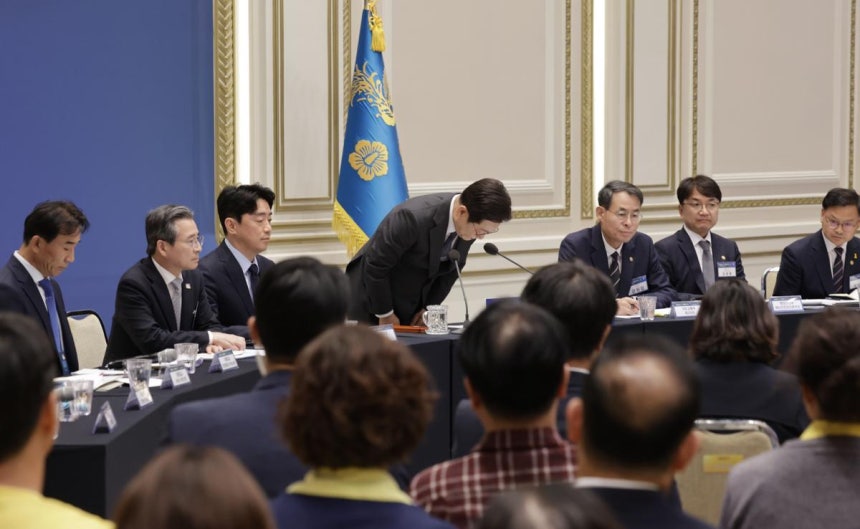 이재명 대통령이 16일 청와대 영빈관에서 열린 ‘기억과 위로, 치유의 대화’ 사회적 참사 유가족과 간담회에서 참사 유가족들에게 고개숙여 인사하고 있다. 뉴시스